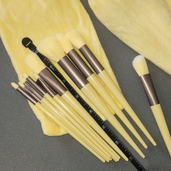 Makeup brushes! Yellow! - Picture 9 of 9